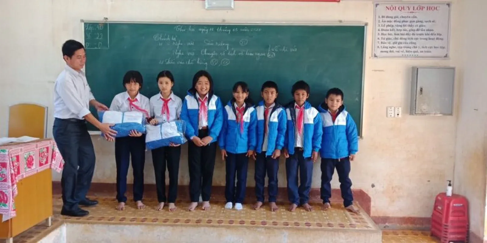 为 Vân Canh 学生送上温暖衣物